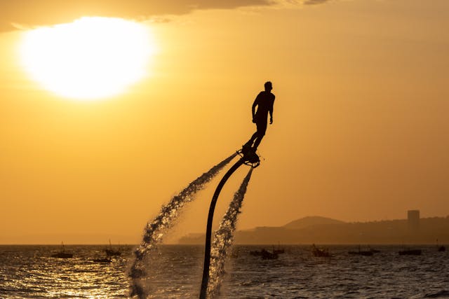 https://www.pexels.com/photo/silhouette-of-man-on-flyboard-20224351/